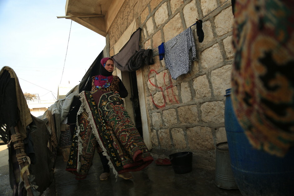Au petit matin, Najwa sort un tapis pour installer sa mère dehors