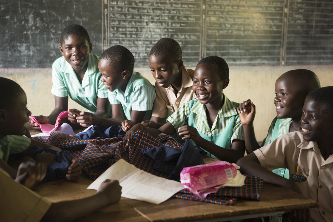 Au Zimbabwe, CARE informe les filles sur les menstruations et créé des ateliers de fabrications de serviettes réutilisables