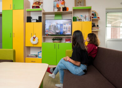 Des enfants regardent la télé dans une maison construite par CARE en Roumanie