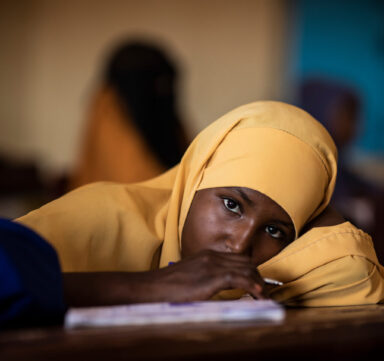 Une jeune fille à l'école en Somalie