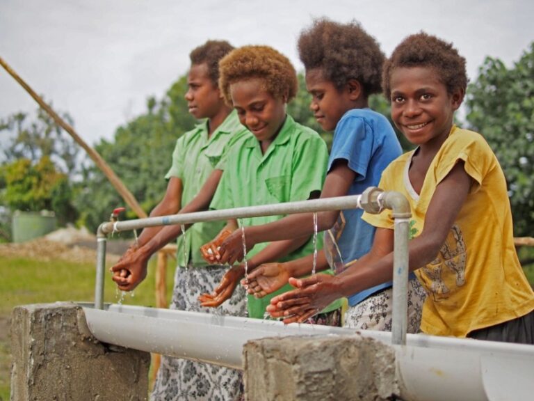 Au Vanuatu, l'ONG CARE a construit des toilettes dans les écoles.