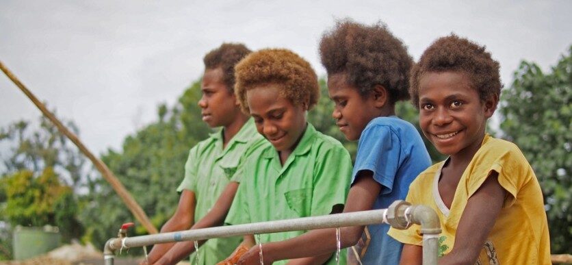 Au Vanuatu, l'ONG CARE a construit des toilettes dans les écoles.
