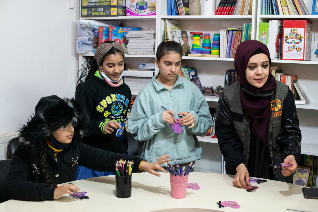 Dans le centre communautaire de leur camp de réfugiés, des filles profitent d'une activité proposée par CARE qui les soutient pour aller à l'école en Jordanie