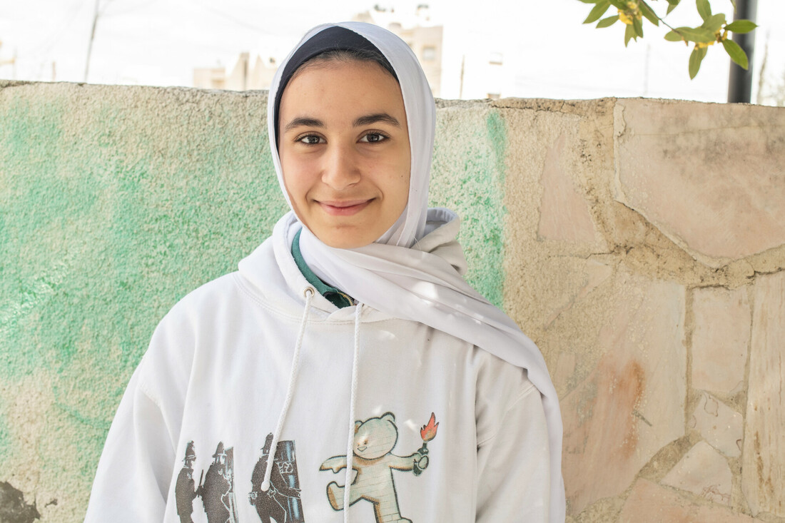 Portrait de Doha dans le centre communautaire de CARE qui l'aide pour aller à l'école en Jordanie