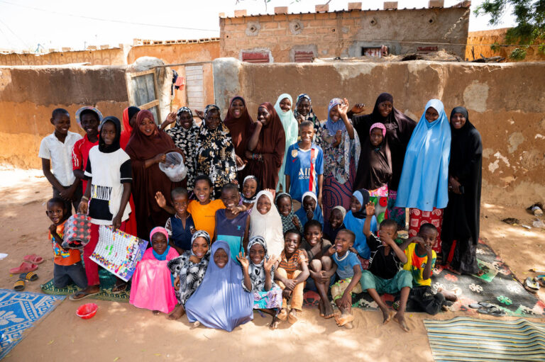 Le groupe de jeunes réunis dans leur village au Niger