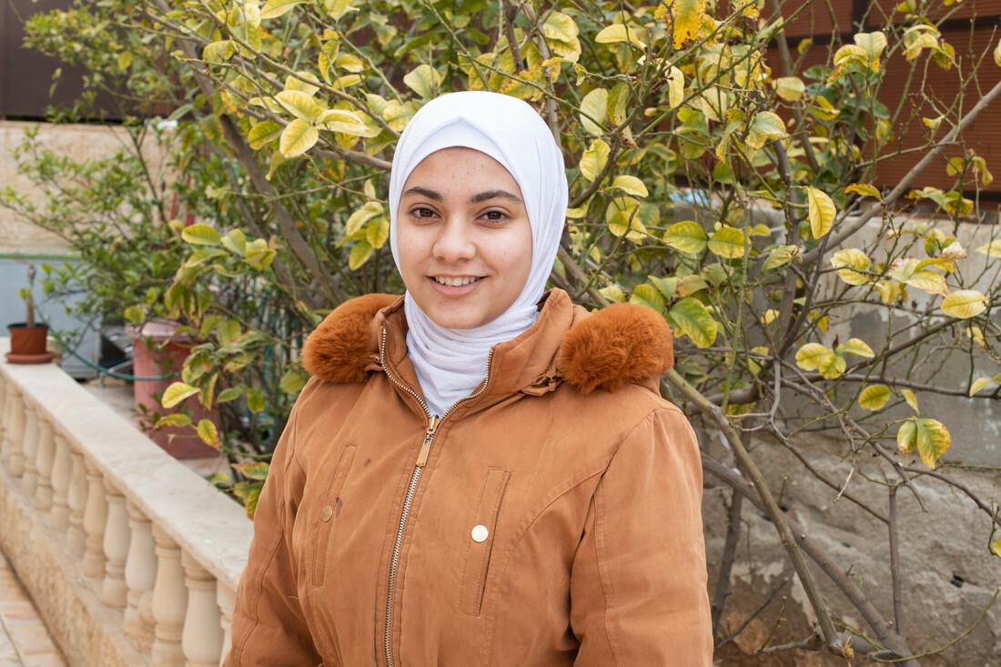 Portrait de Marwa dans le centre communautaire CARE, qui la soutient pour aller à l'école en Jordanie