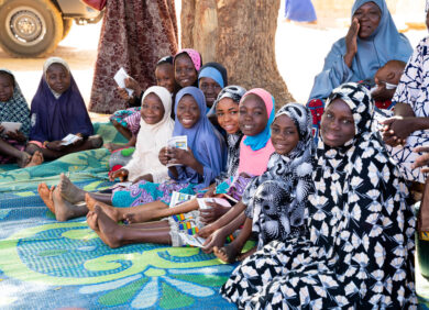 Le groupe de jeunes se réunit après l'école pour épargner ensemble et tester leurs idées commerciales au Niger