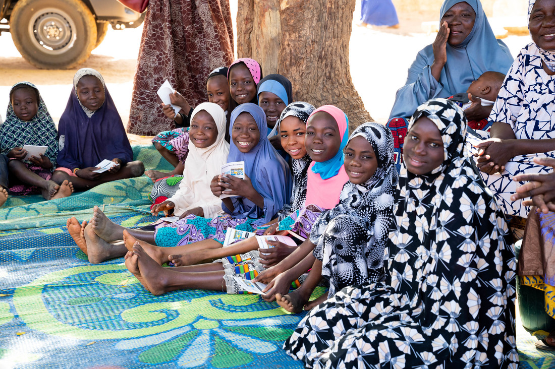 Le groupe de jeunes se réunit après l'école pour épargner ensemble et tester leurs idées commerciales au Niger