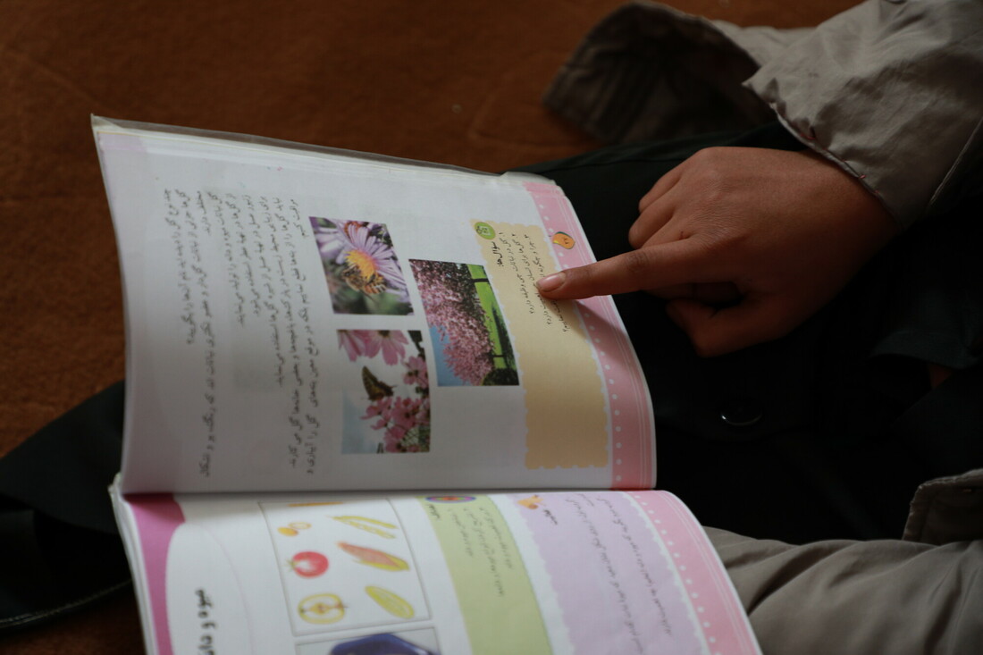 En Afghanistan, une jeune fille étudie grâce à l'un des programmes d'éducation de CARE