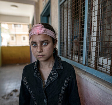 Une jeune fille à Gaza réfugiée dans une école après des bombardements