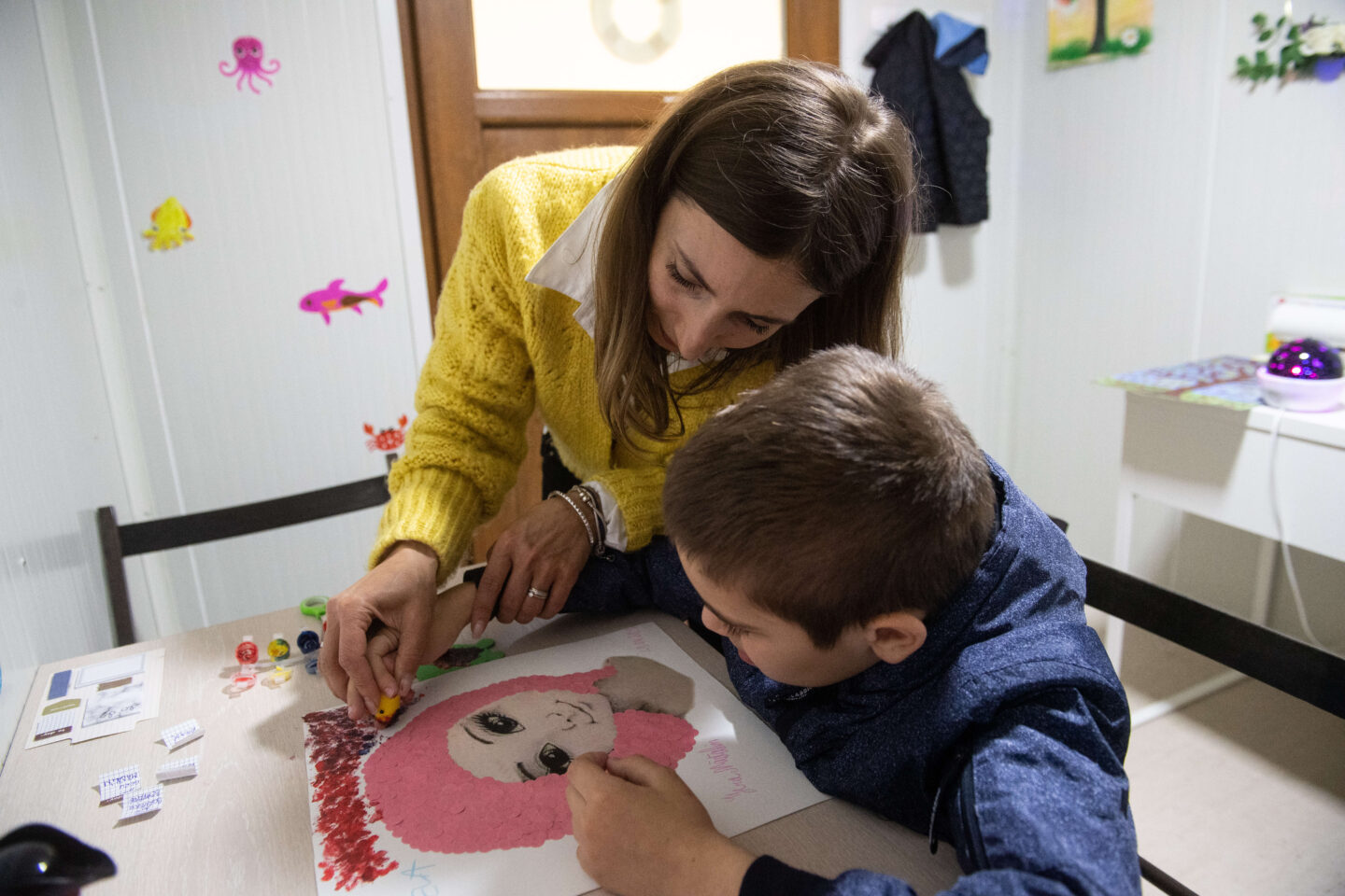 Une spécialiste s'occupe d'un enfant en situation de handicap dans un centre thérapeutique en Roumanie