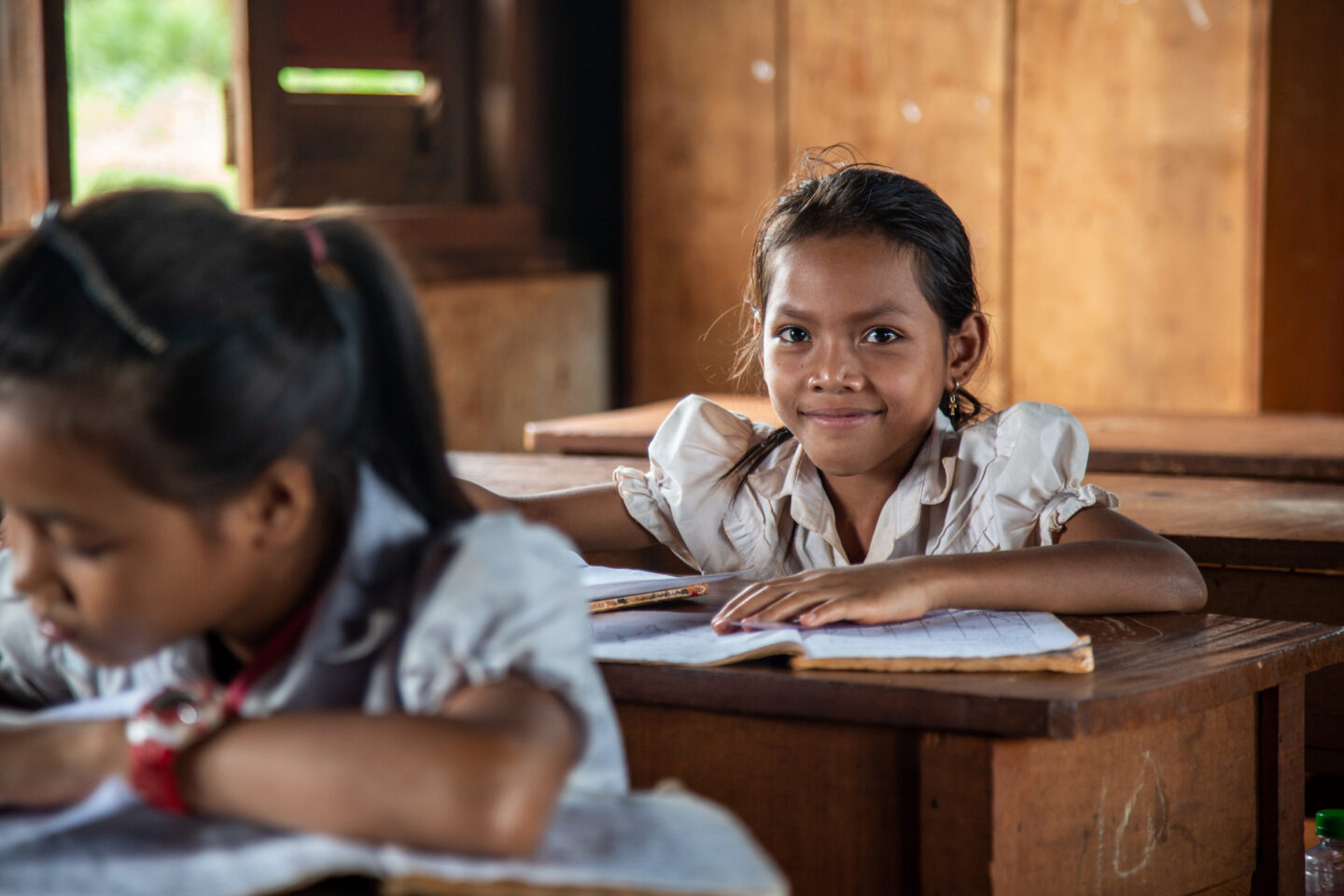 L'association CARE aide les filles à aller à l'école, comme cette fillette au Cambodge
