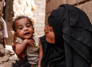 L'association CARE aide les populations au Yémen comme cette maman et son jeune bébé