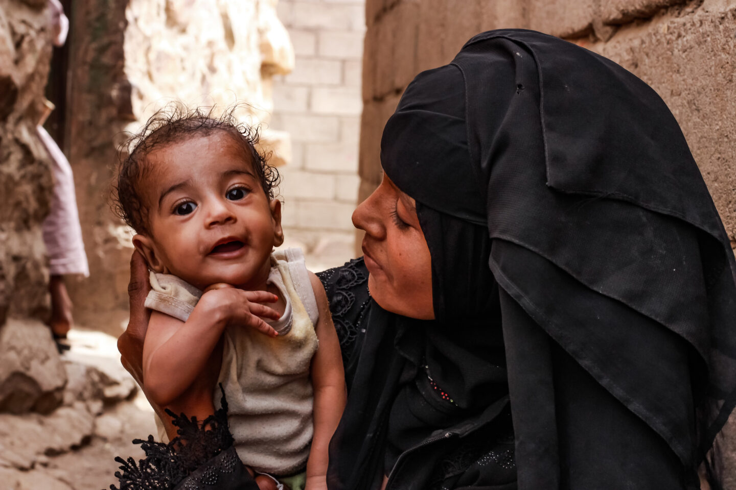 L'association CARE aide les populations au Yémen comme cette maman et son jeune bébé