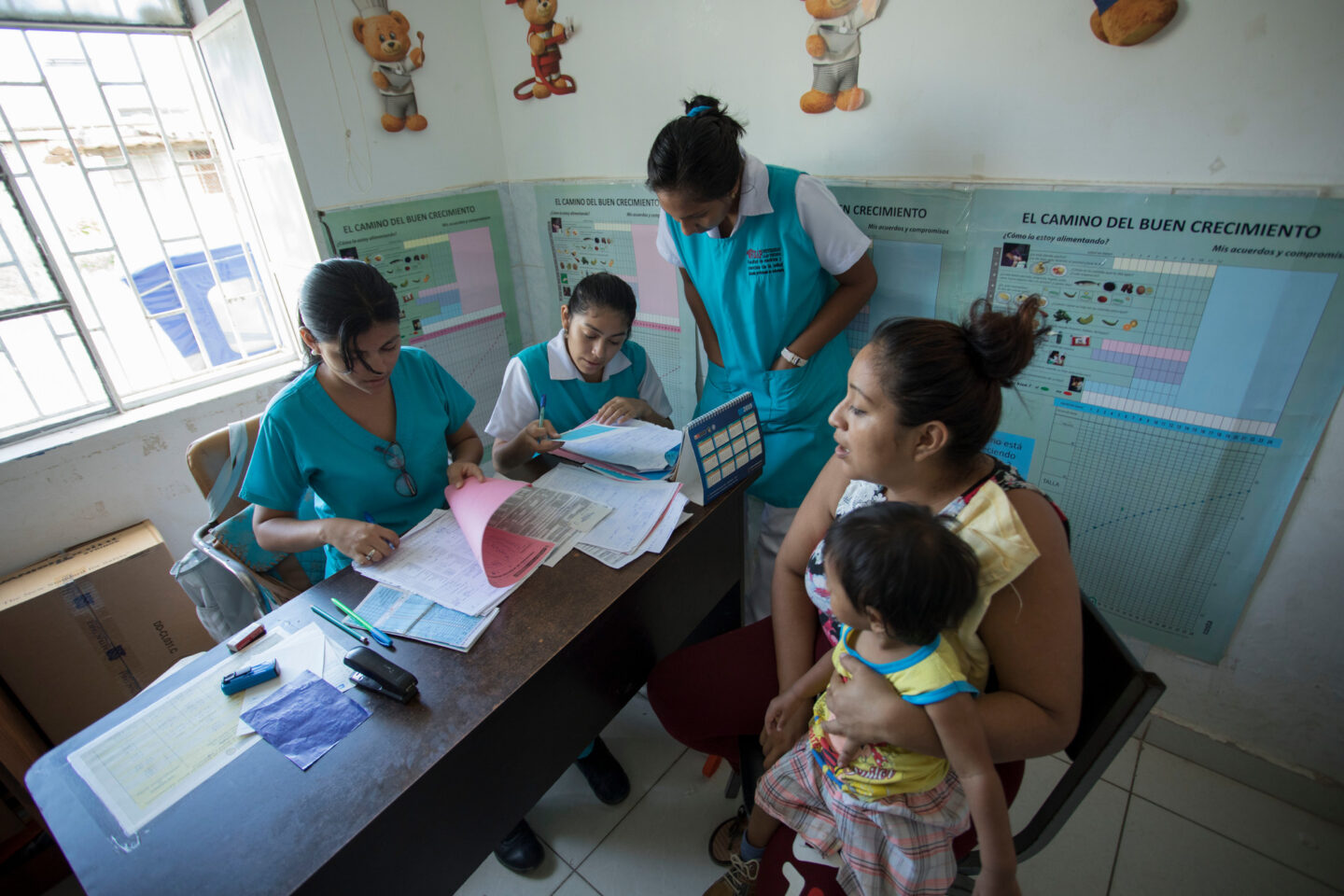 Une mère et un bébé qui ont fui le Venezuela en visite médicale dans le cadre d'un projet de l'association CARE en Colombie
