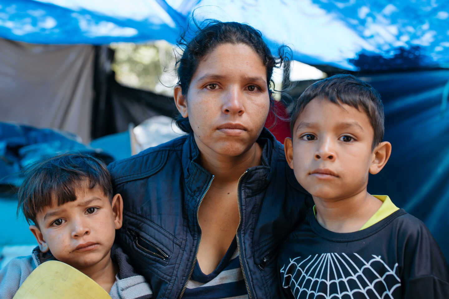 Une mère et ses deux enfants ont fui la crise au Venezuela et dorment sous des tentes en Colombie