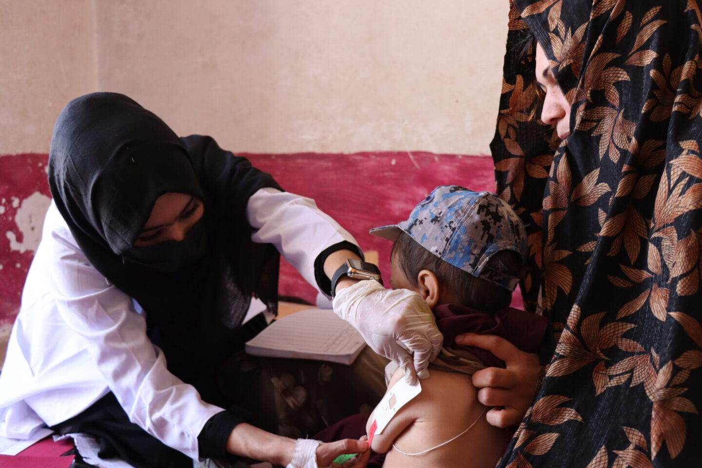 En Afghanistan, l'ONG CARE apporte une aide médicale aux familles souffrant de la faim