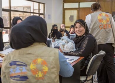 Une femme et son bébé reçoit de l'aide et des conseils de l'association CARE en Irak