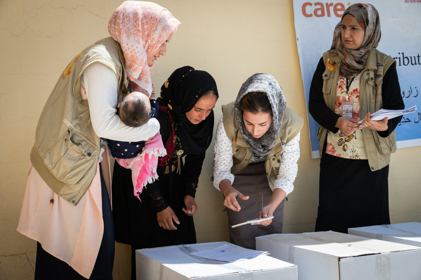 Une distribution d'aide à destination des femmes par l'ONG CARE en Irak