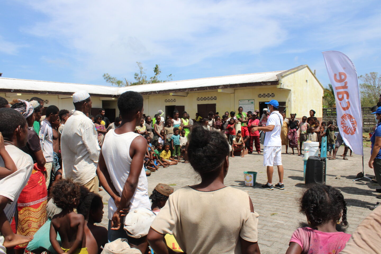 Un groupe de personnes réunies autour d'un membre de l'ONG CARE à Madagascar