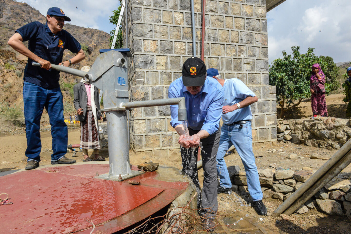 Les équipes de l'association CARE au Yémen entretiennent une source d'eau qu'ils ont construit dans un village au Yémen