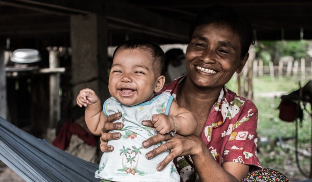 L'association CARE aide les filles et les femmes à avoir accès à la santé, comme ici au Cambodge