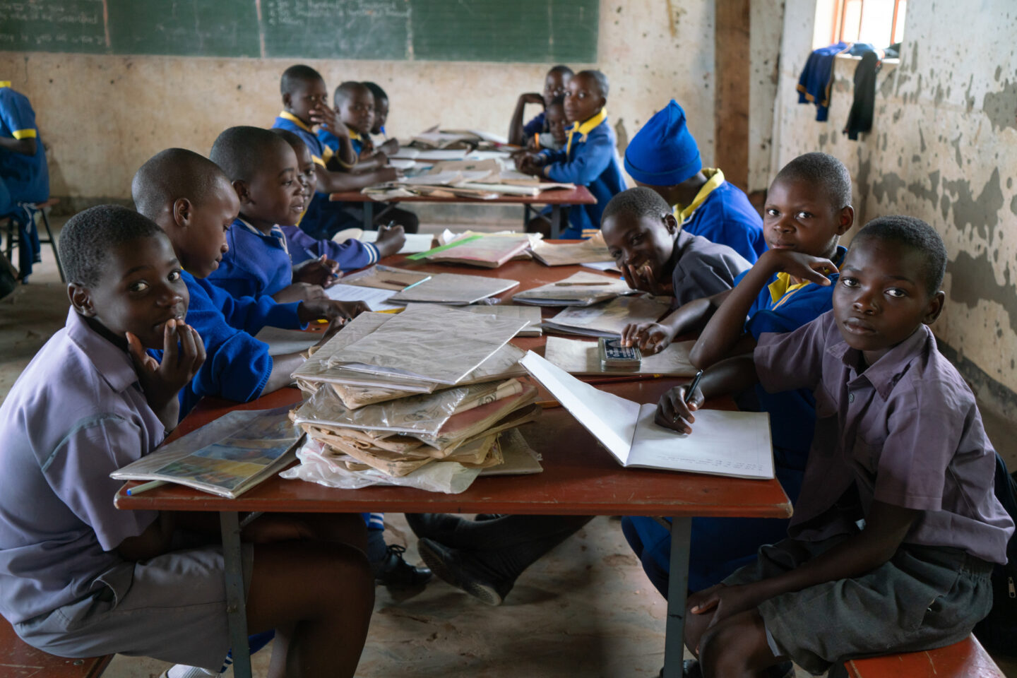 L'association CARE aide les filles à aller à l'école comme ici au Zimbabwe
