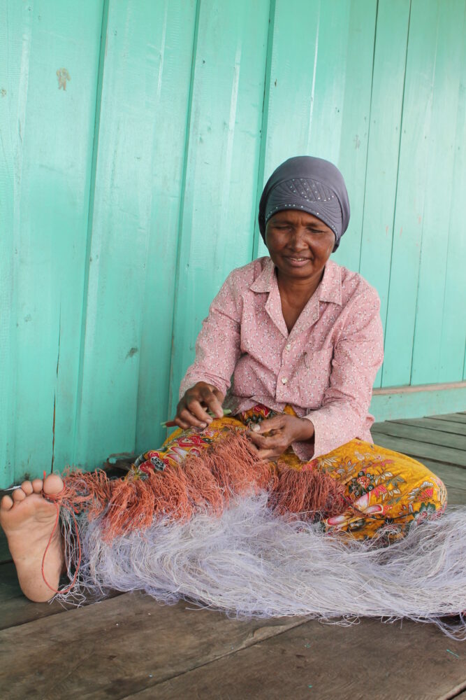 L'association CARE aide les femmes à devenir indépendantes, ici une pêcheuse au Cambodge