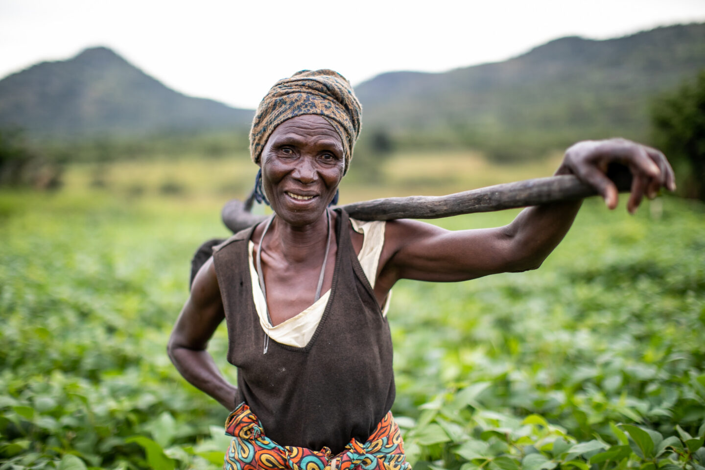 Une agricultrice lutte contre la faim avec le soutien de CARE en Zambie
