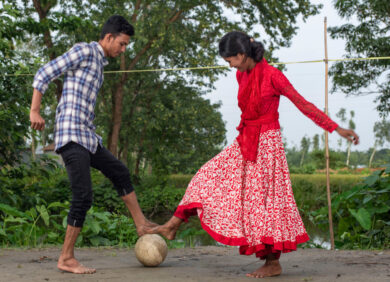 Au Bangladesh, les filles ne sont pas libres. Pas libres de jouer au foot ou d’aller à l’école. Le pays a l’un des taux les plus élevés de mariages forcés. Mais avec CARE, les choses changent.