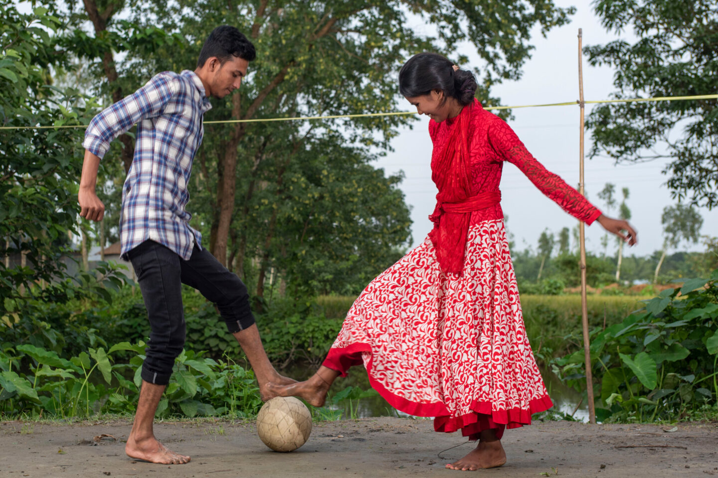 Au Bangladesh, les filles ne sont pas libres. Pas libres de jouer au foot ou d’aller à l’école. Le pays a l’un des taux les plus élevés de mariages forcés. Mais avec CARE, les choses changent.