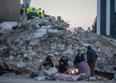 Des milliers de bâtiments ont été détruits en Syrie et Turquie suite au séisme. L'association CARE apporte une aide d'urgence aux populations