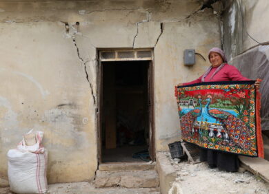 Une femme vit avec sa famille dans une tente suite à la destruction de leur maison lors du séisme en Syrie