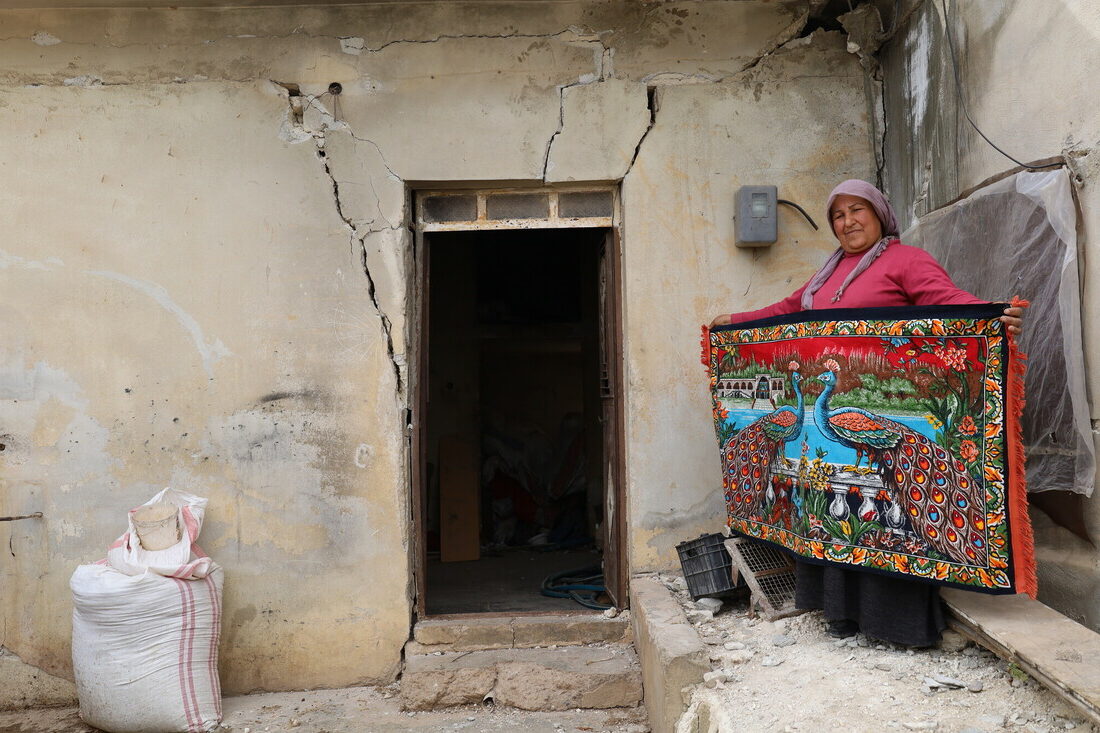 Une femme vit avec sa famille dans une tente suite à la destruction de leur maison lors du séisme en Syrie