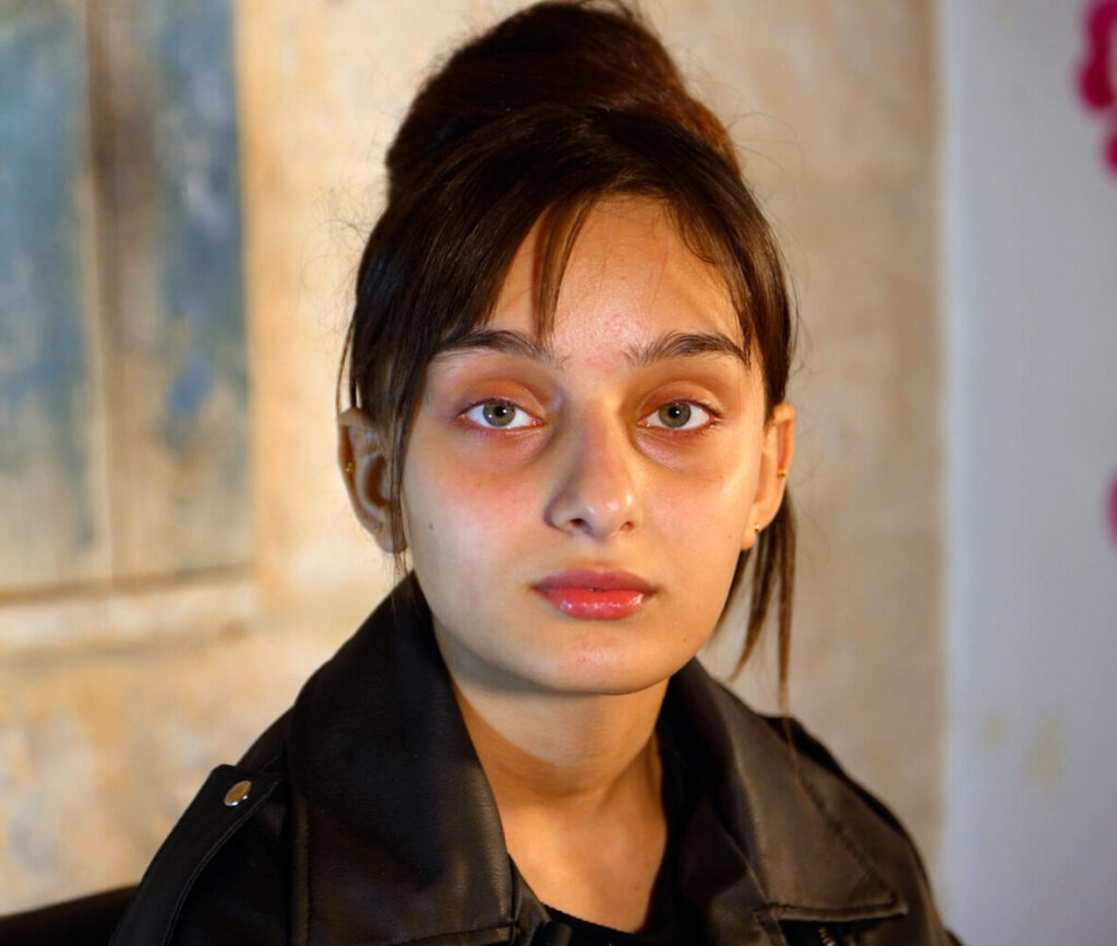 Azhar a 15 ans, et elle a subi les conséquences de la guerre en Syrie.