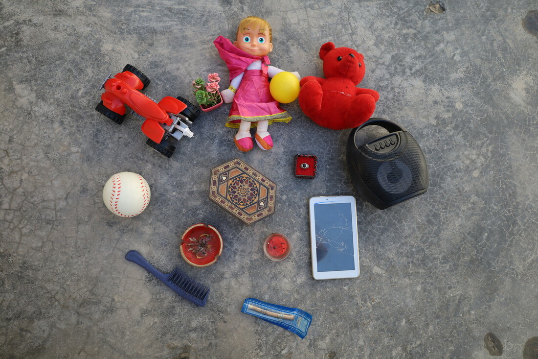 Après le séisme en Syrie, Qasem a seulement pu récupérer quelques objets des décombres de sa maison.