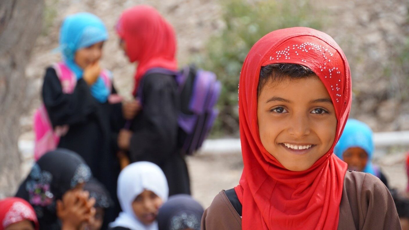 Mona continue d'aller à l'école malgré la guerre au Yémen