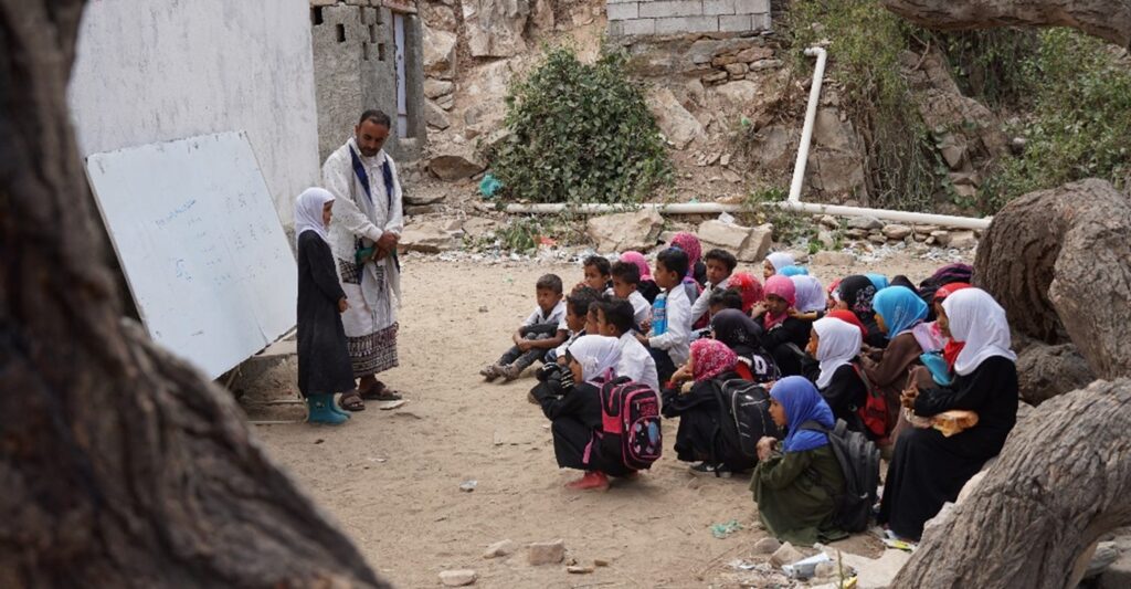 Au Yémen, des enfants vont à l'école sous des arbres car leur salle de classe a été détruite.