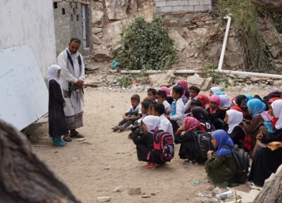 Au Yémen, des enfants vont à l'école sous des arbres car leur salle de classe a été détruite.