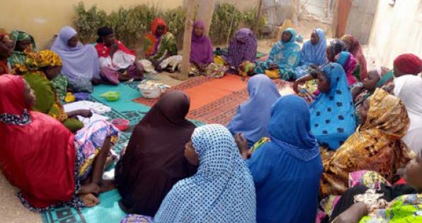 Femmes au Cameroun assises en cercle