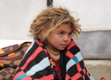 Une petite fille subit les conséquences de la guerre en Syrie