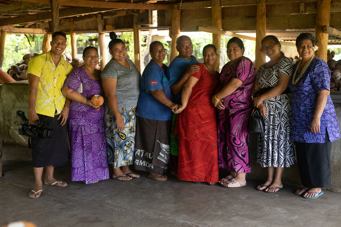 L'ONG CARE soutient des agriculteurs aux Samoa et leur plantation de coco.