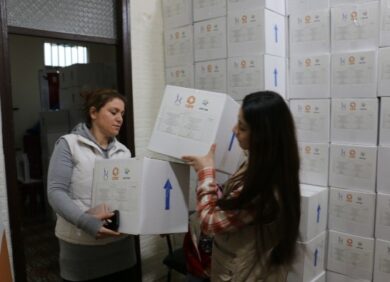 L'ONG CARE se mobilise au Liban pour distribuer des kits d'hygiène menstruelle.