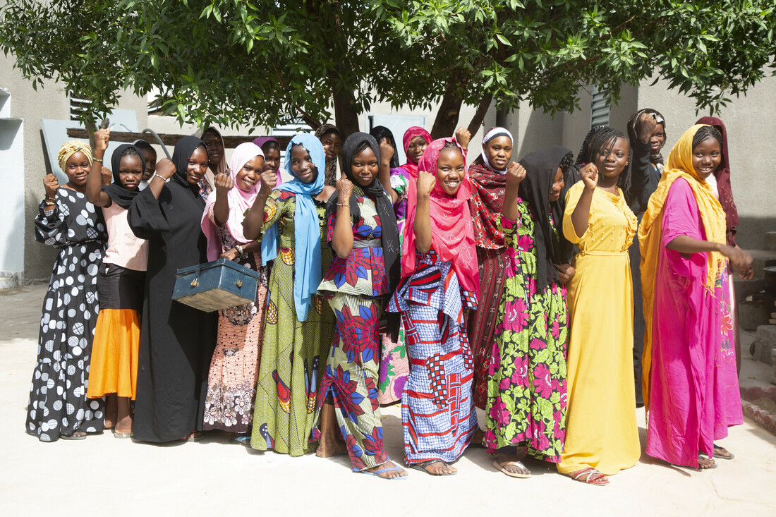 Au Mali, l'ONG CARE défend de droit des filles à l'éducation et à l'indépendance.