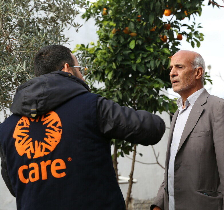 1 an après les tremblements de terre en Turquie et en Syrie, l'ONG CARE soutient la reconstruction de la population et apporte une aide humanitaire.