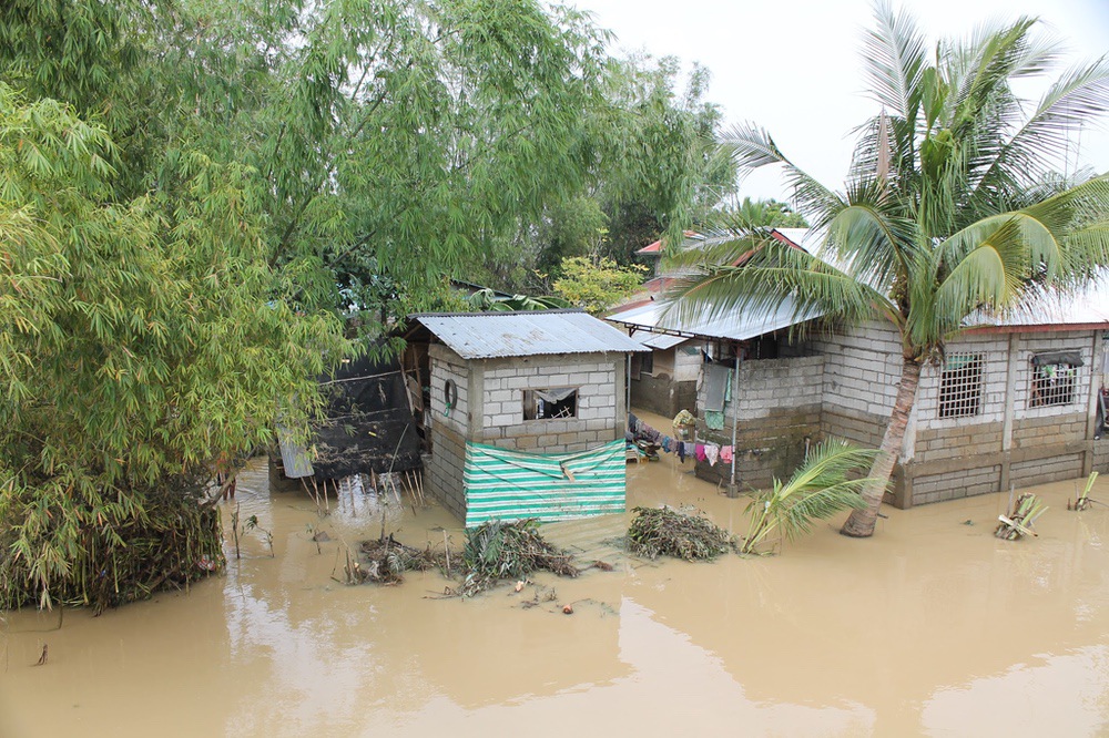 L'association CARE apporte une aide humanitaire d'urgence aux victimes du typhon Koppu aux Philippines
