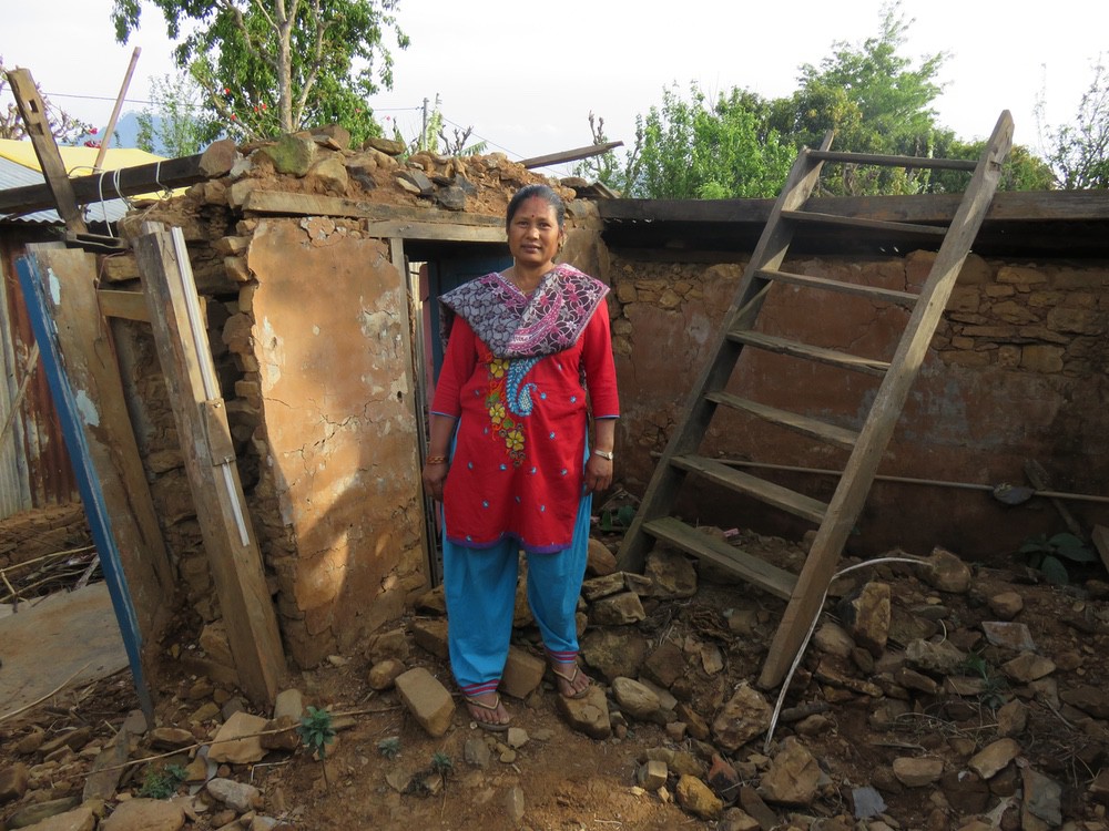 Une victime du séisme au Népal au milieu des ruines de sa maison.
