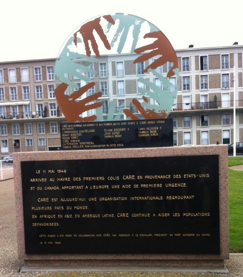 La stèle en hommage à CARE au Havre