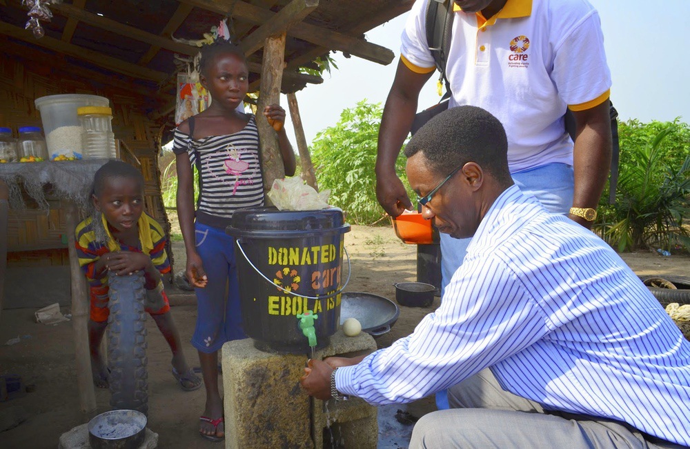 L'association humanitaire CARE vient en aide aux populations affectées par Ebola