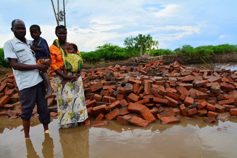 Famille touchée par les inondations dans le district de Nsanje